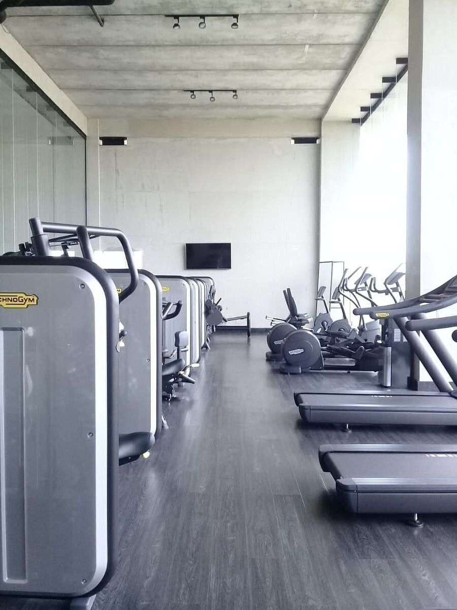 9 de 23: Gimnasio equipado