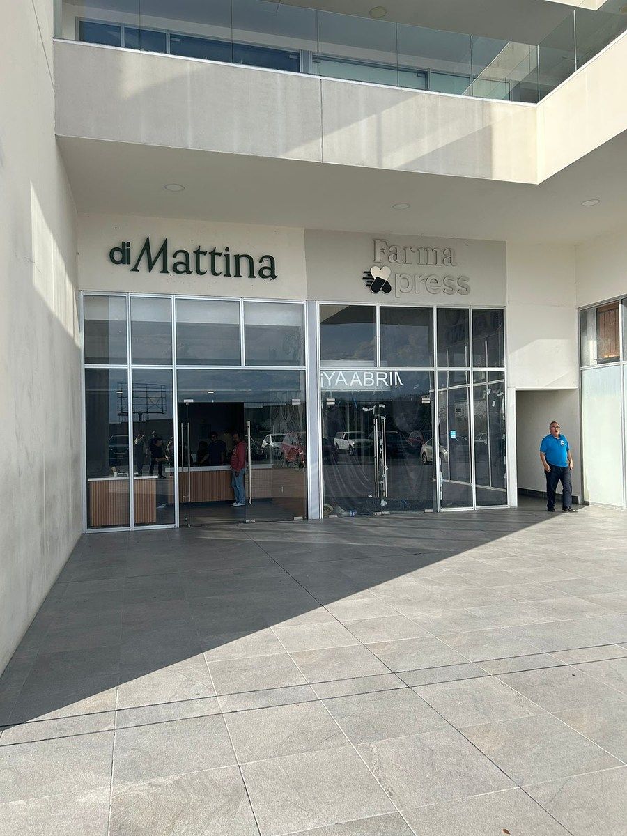 3 de 16: CAFE Y FARMACIA