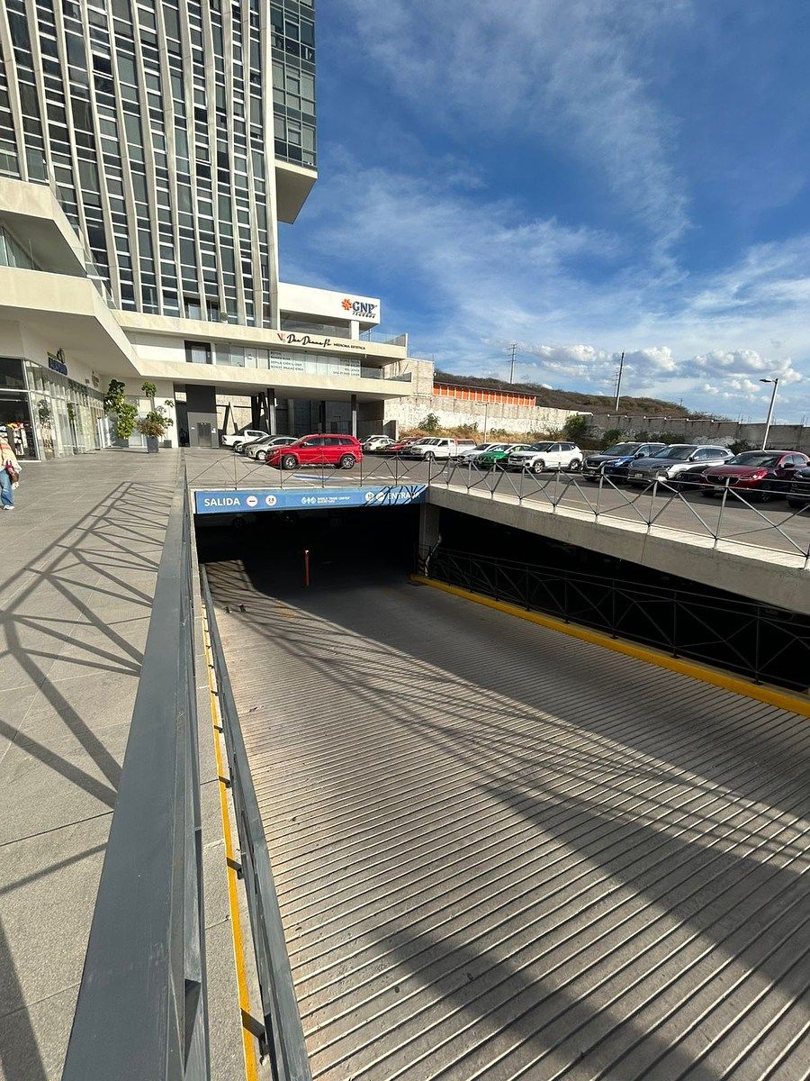 2 de 16: ESTACIONAMIENTO TECHADO