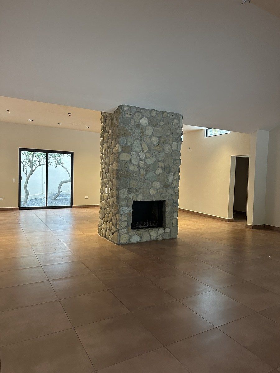 3 of 11: Sala con chimenea
