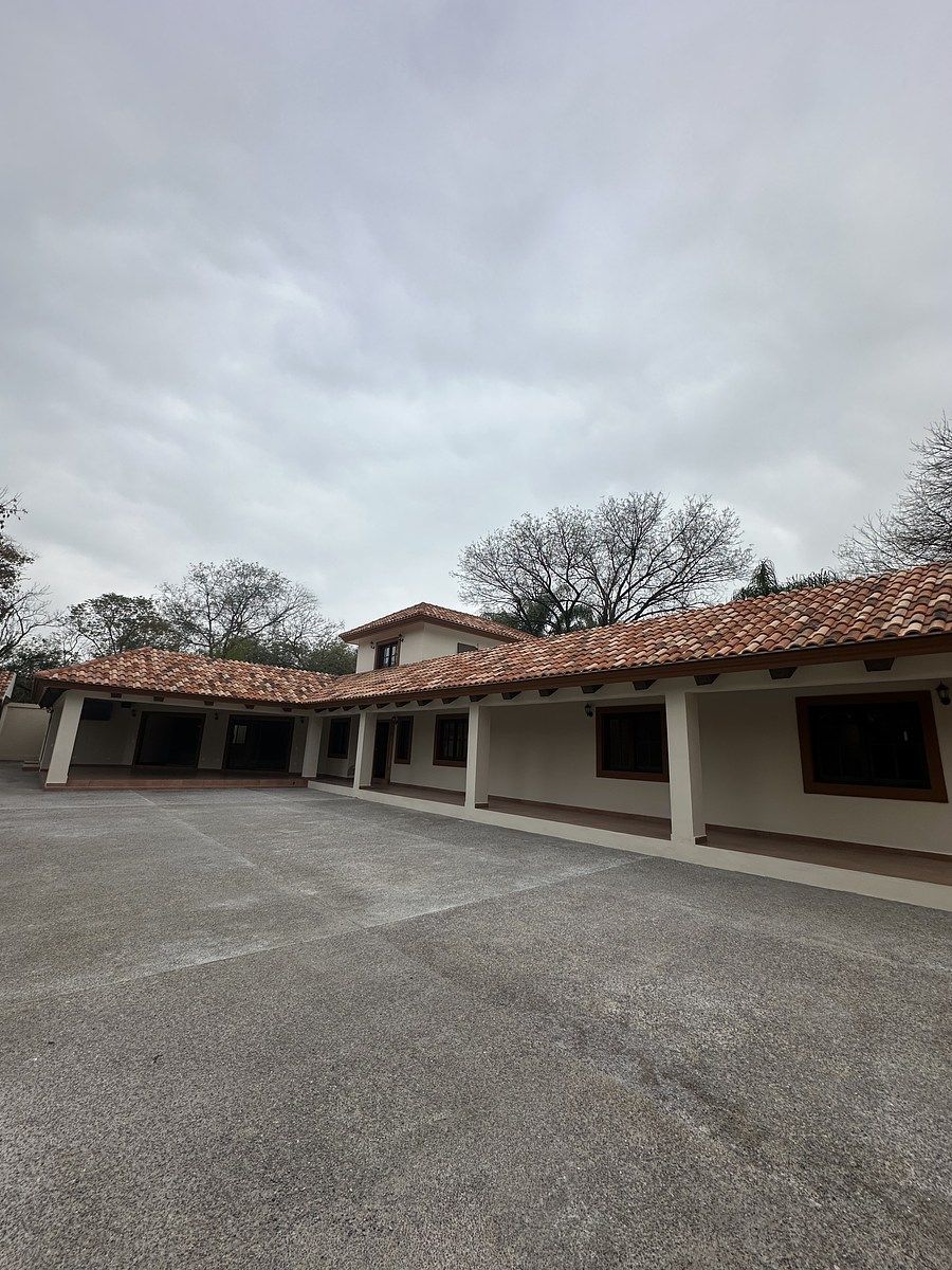 2 of 11: Exterior de la casa