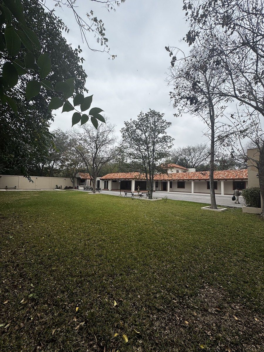 1 of 11: Casa vista desde el jardin