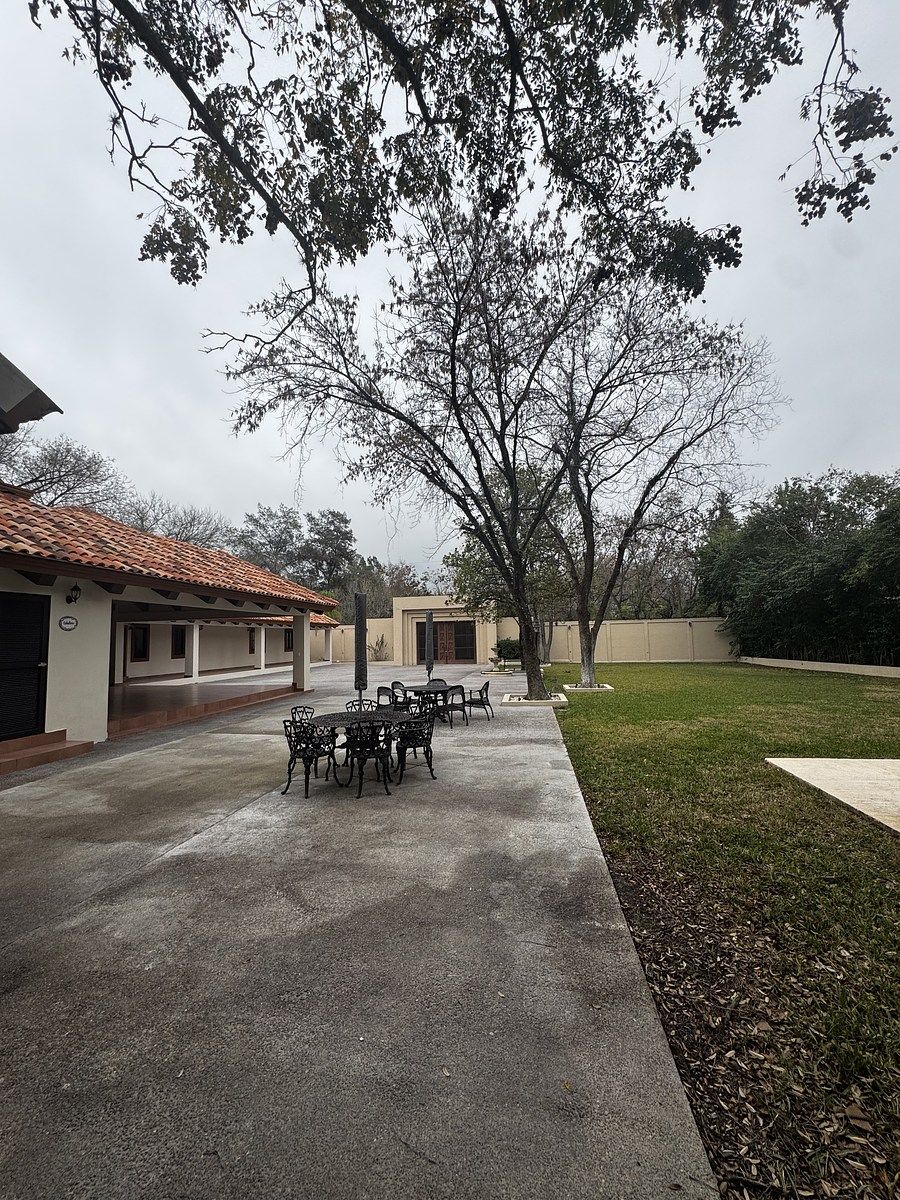 8 of 11: Estacionamiento y area social