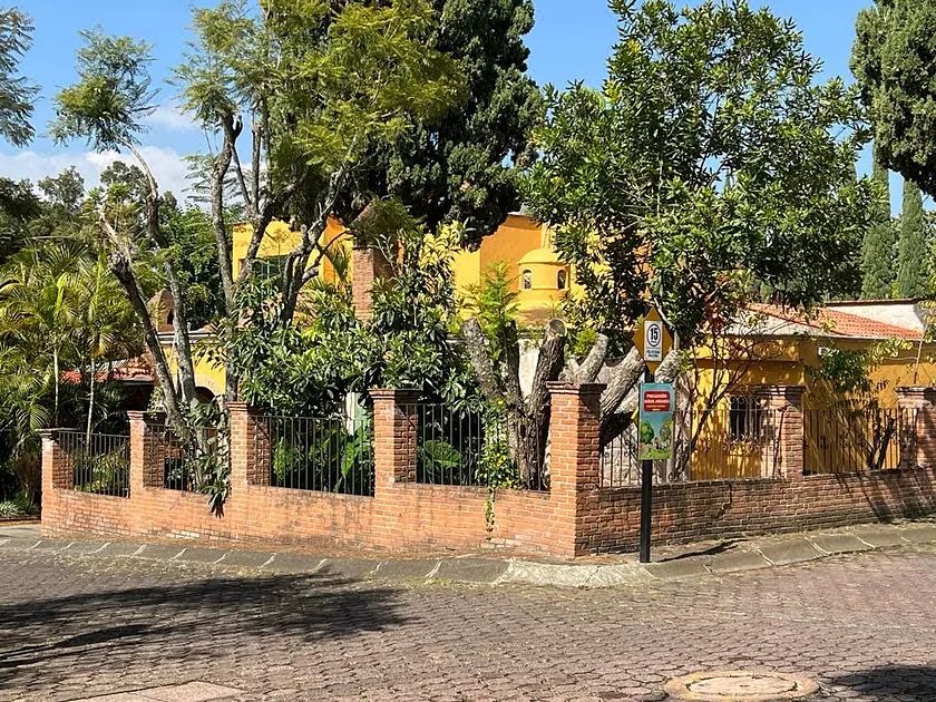 Residencia de una planta con jardines y jacuzzi — Vista Bella, Morelia · 700 m², foto 1 de 22