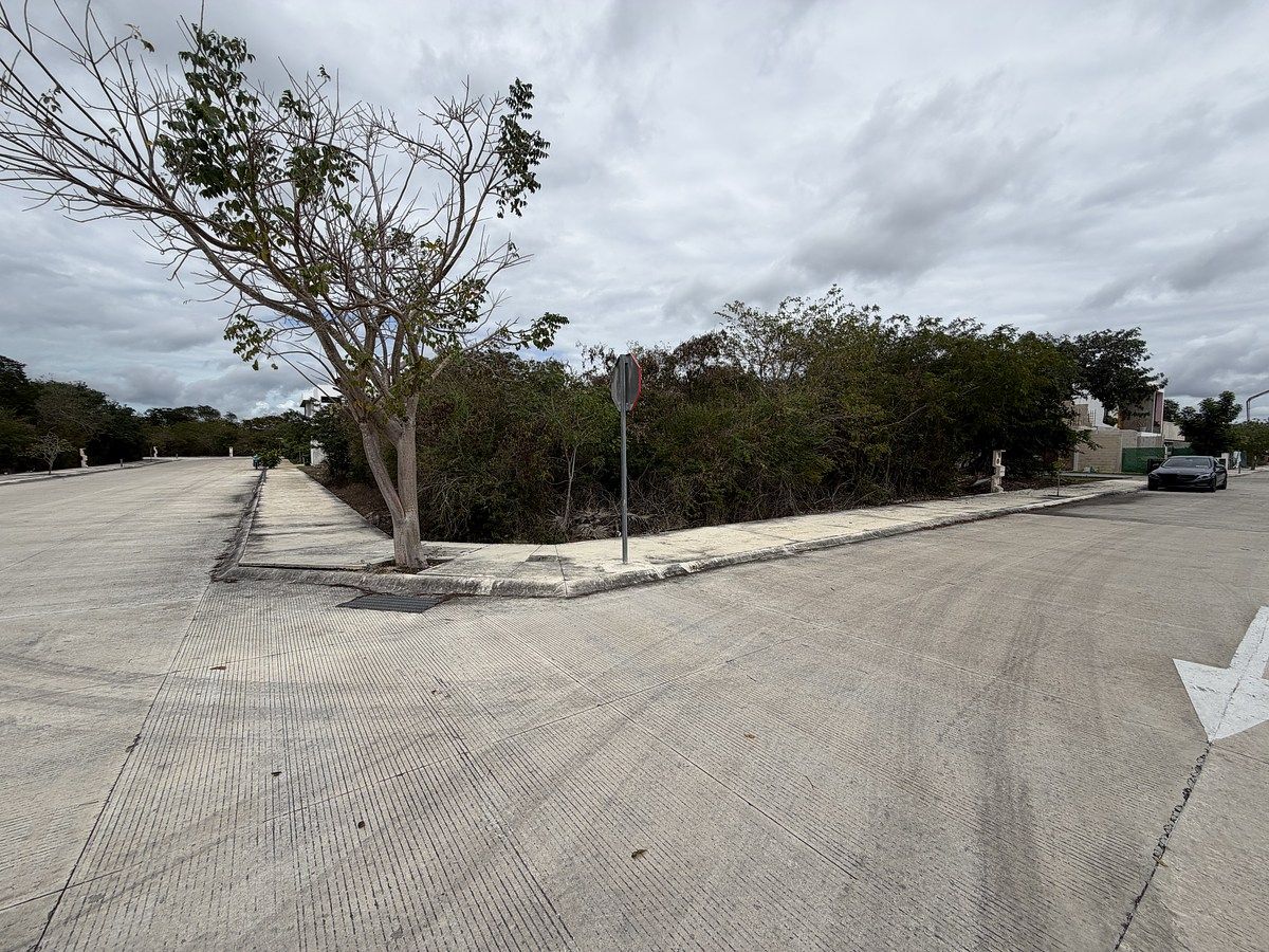 TERRENOS EN PRIVADA NORTE MÉRIDA EN ESQUINA - foto 1
