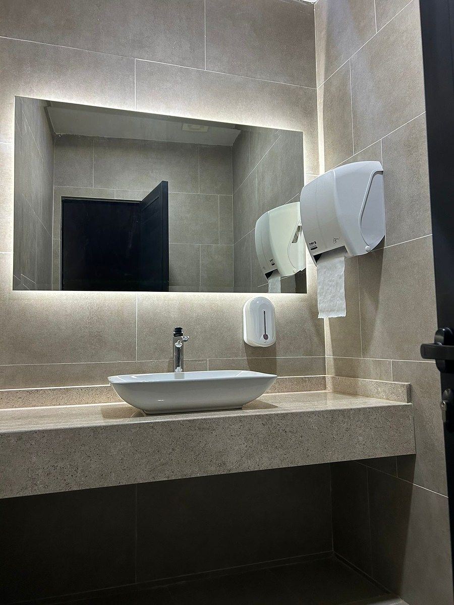 6 of 22: Baño de salón de usos múltiples