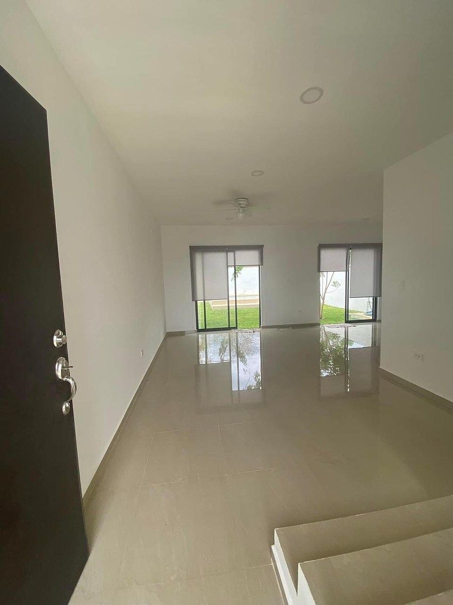 2 of 10: Sala con acceso a patio