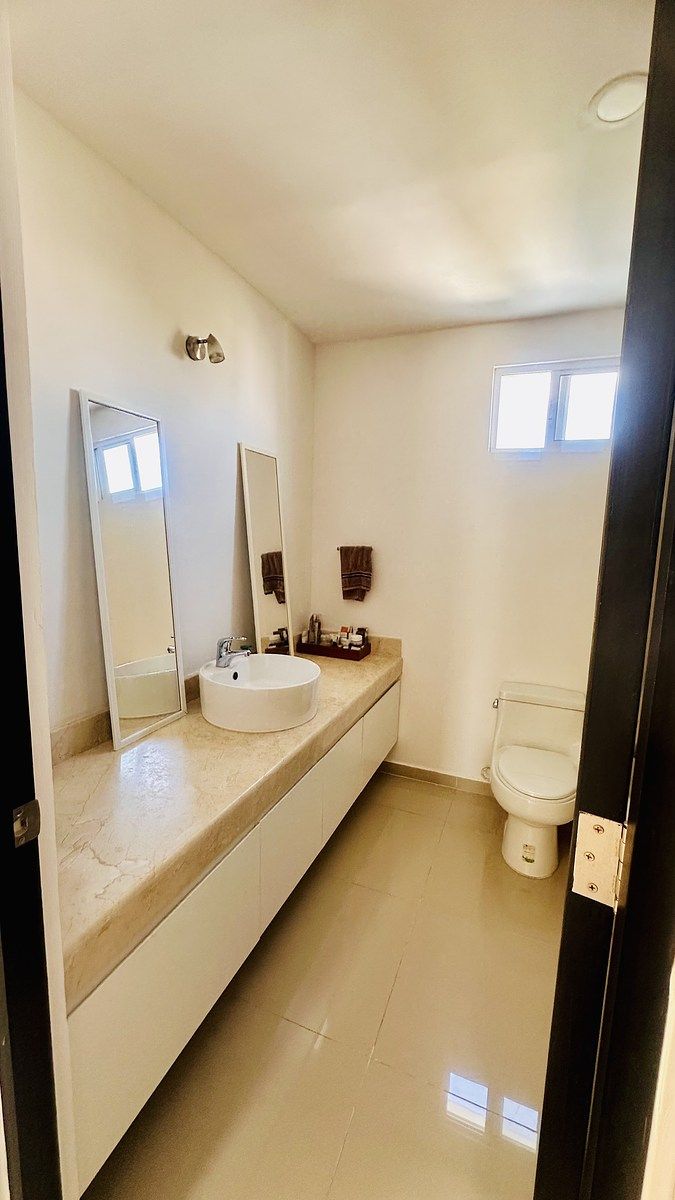 26 of 48: Baño de habitación principal