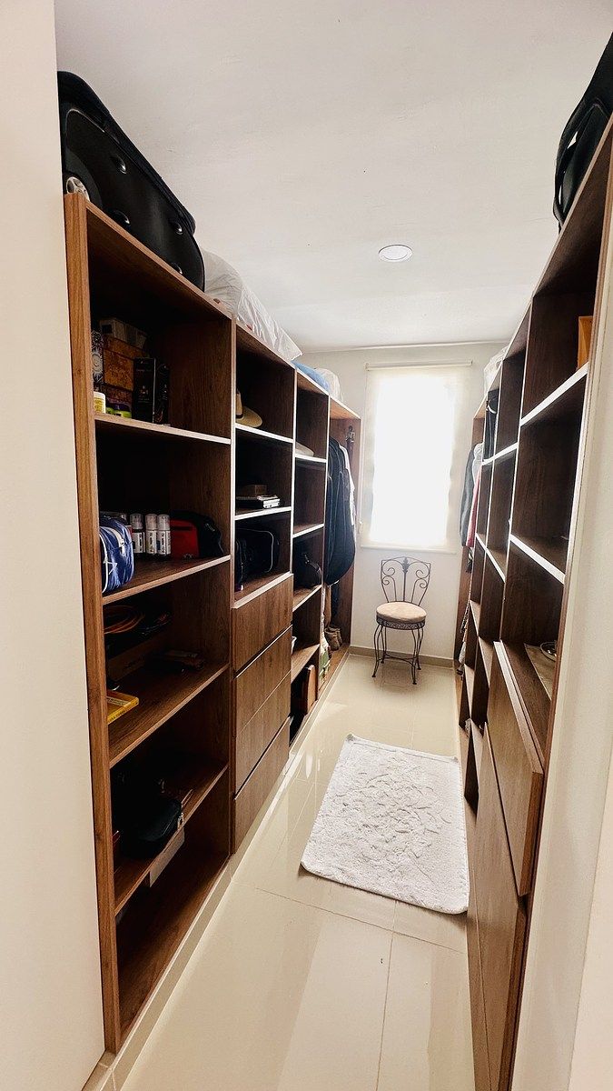 28 of 48: Closet habitación principal