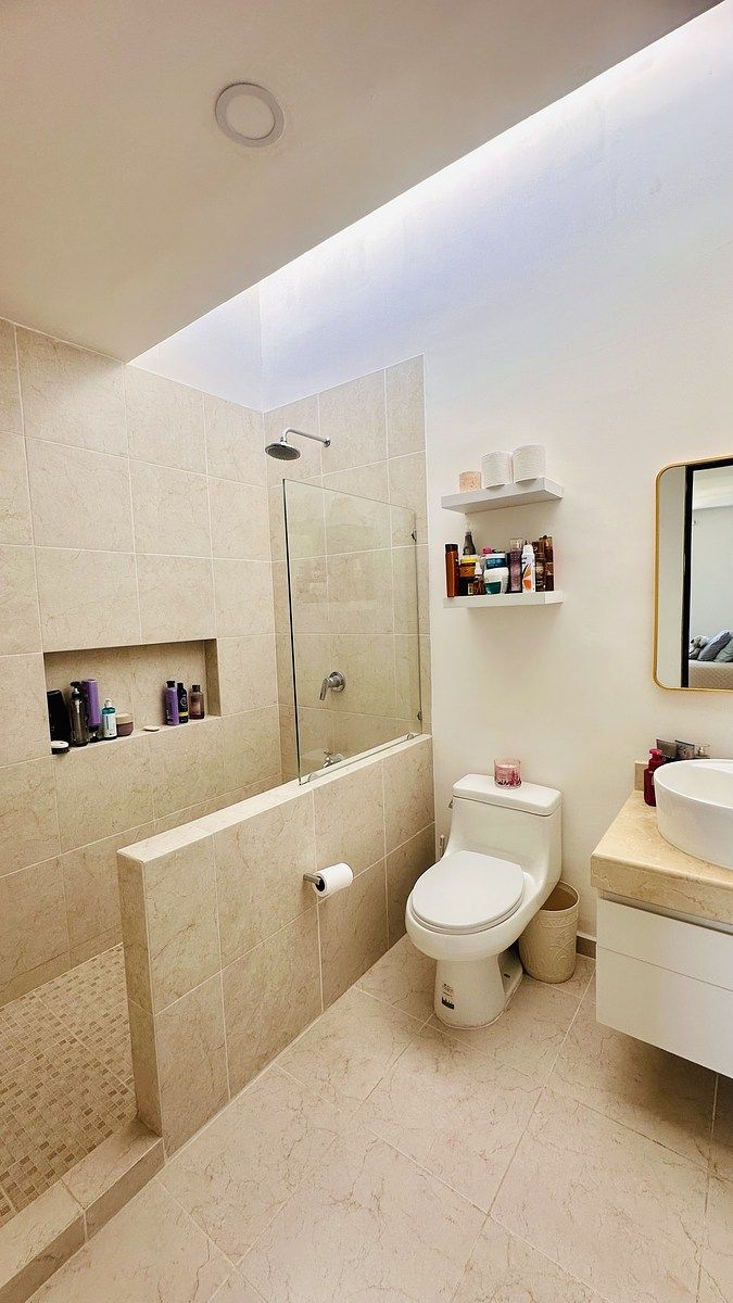 30 of 48: Baño de habitación jr