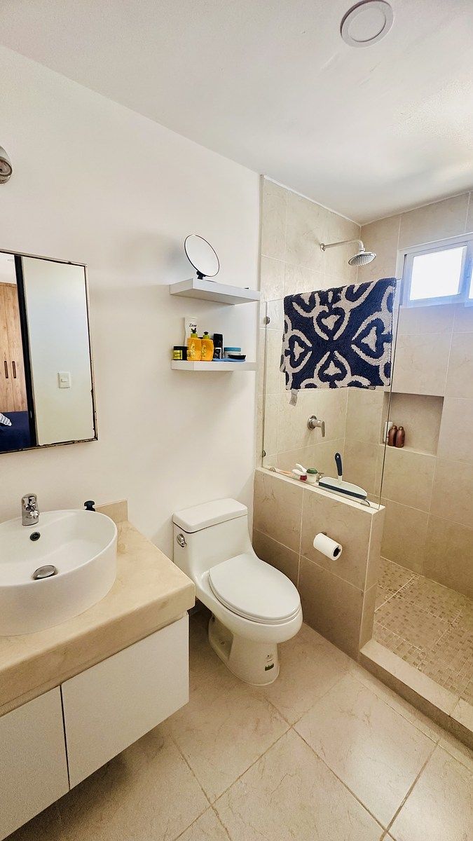 32 of 48: Baño de habitación jr 2