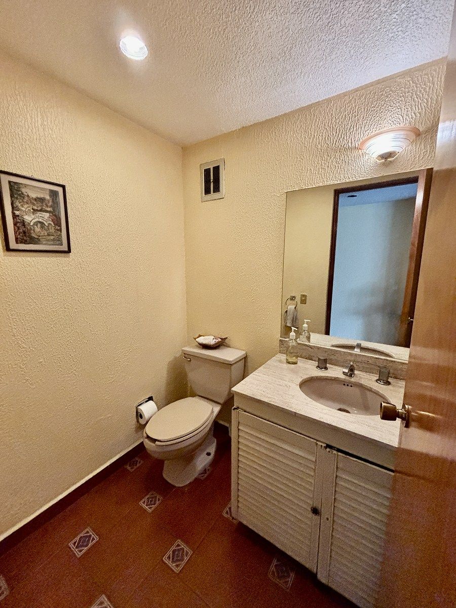 14 of 42: baño de visitas