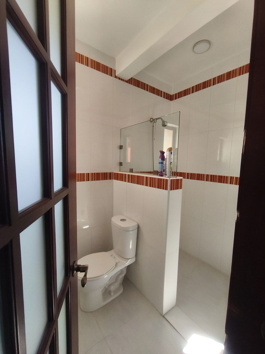 15 de 39: Baño completo de recámara planta baja