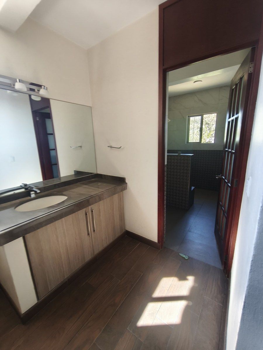 25 de 39: Baño completo - recámara principal