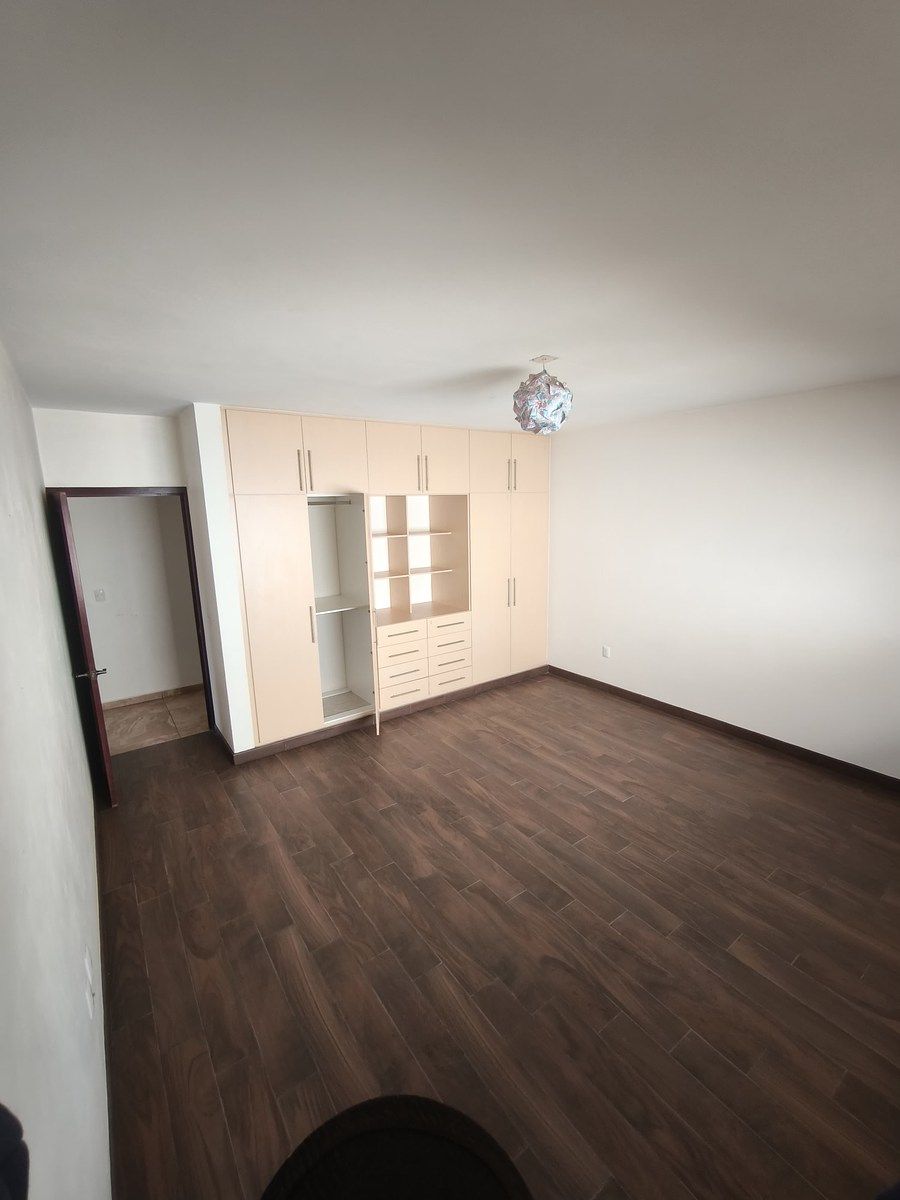 26 de 39: Recámara secundaria con clóset integral