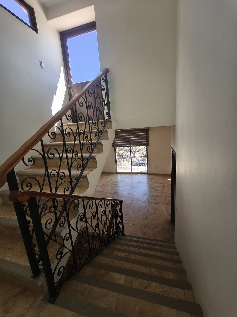 28 de 39: Escalera hacia terraza completa de planta alta