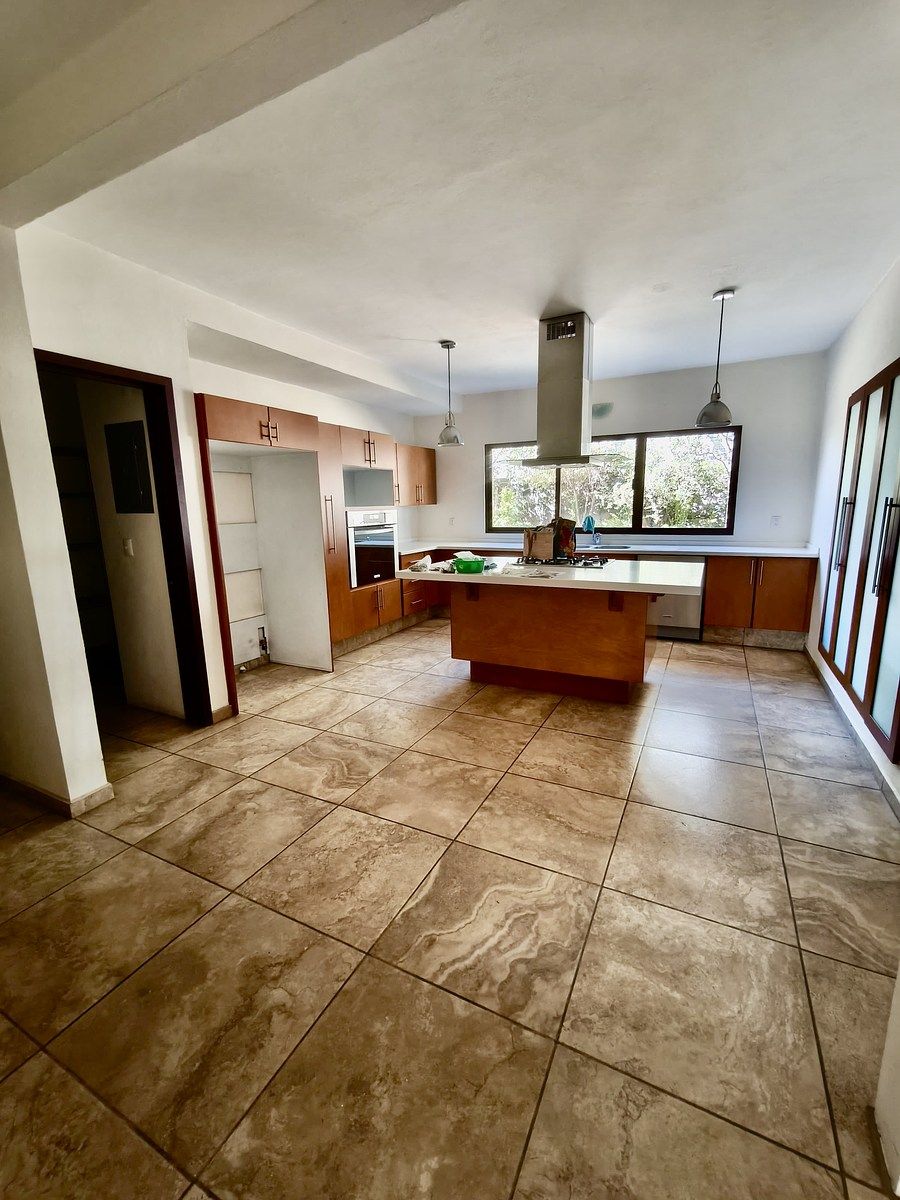 17 de 39: Cocina integral con isla - barra desayunador central