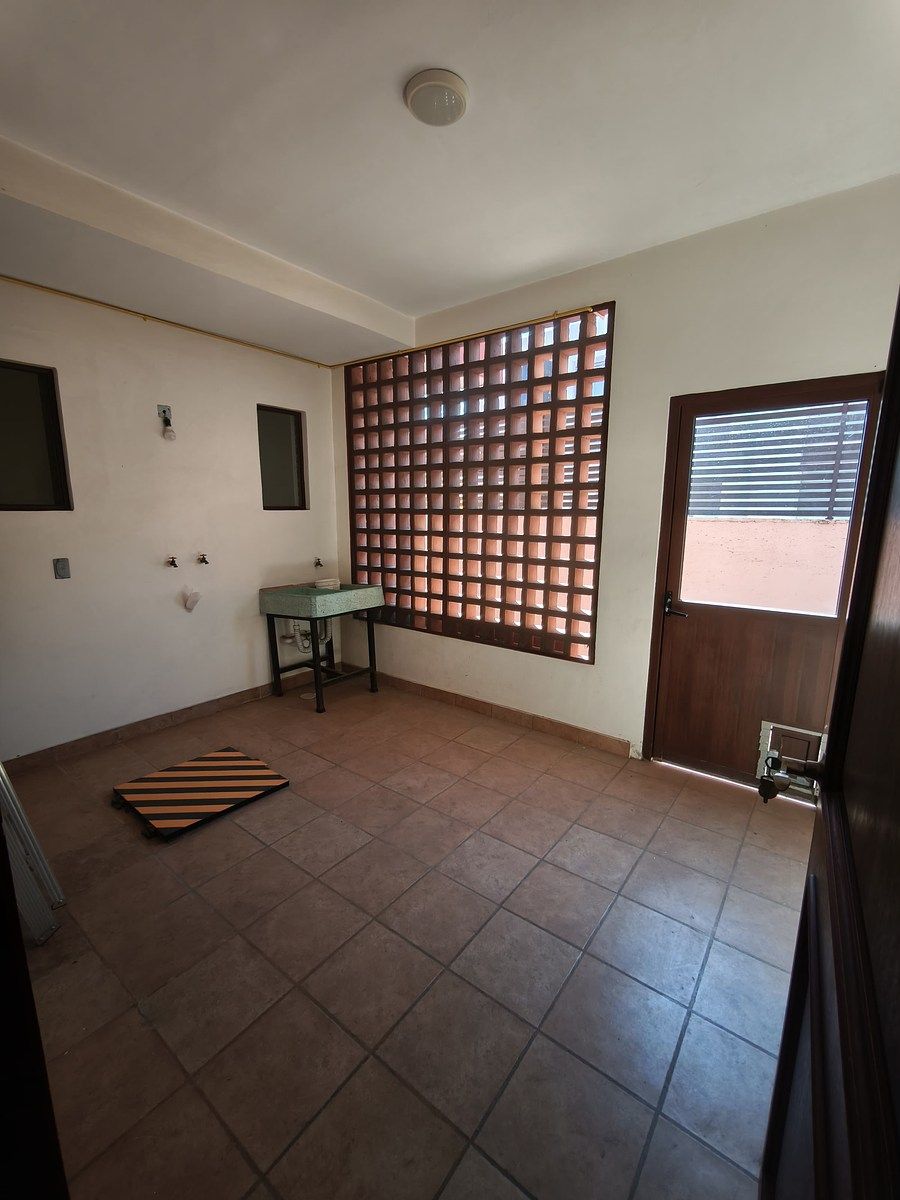 18 de 39: Área de lavado - acceso vía cocina