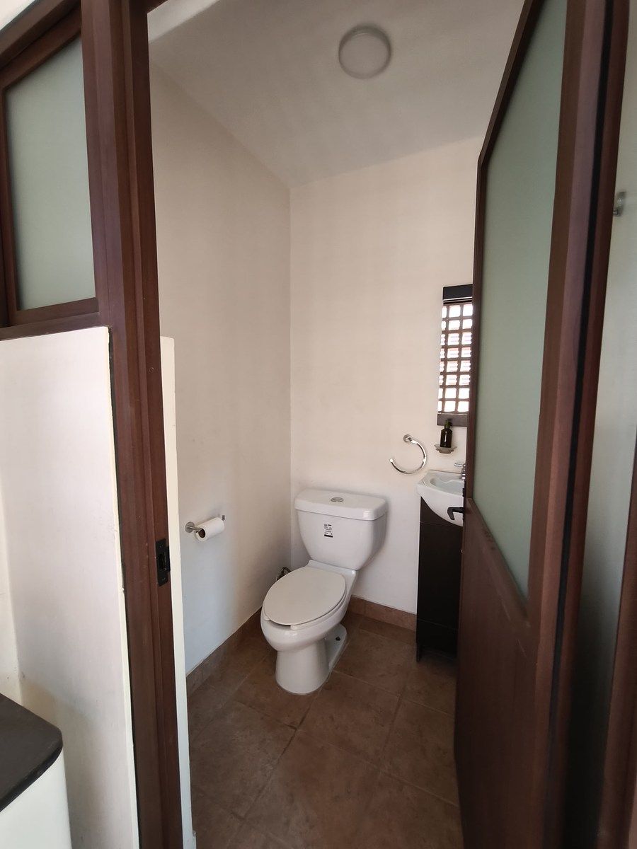 35 de 39: Baño de servicio