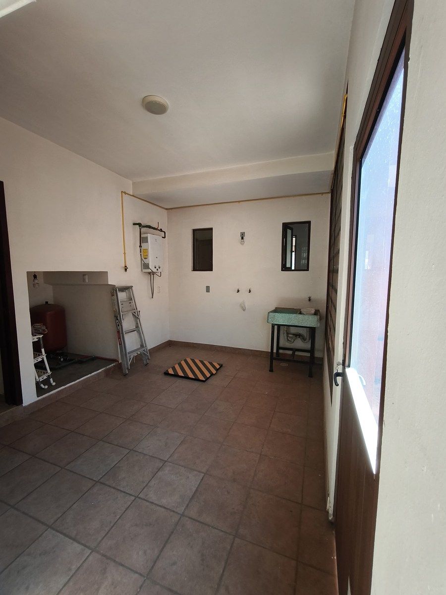 19 de 39: Cuarto de servicio con medio baño