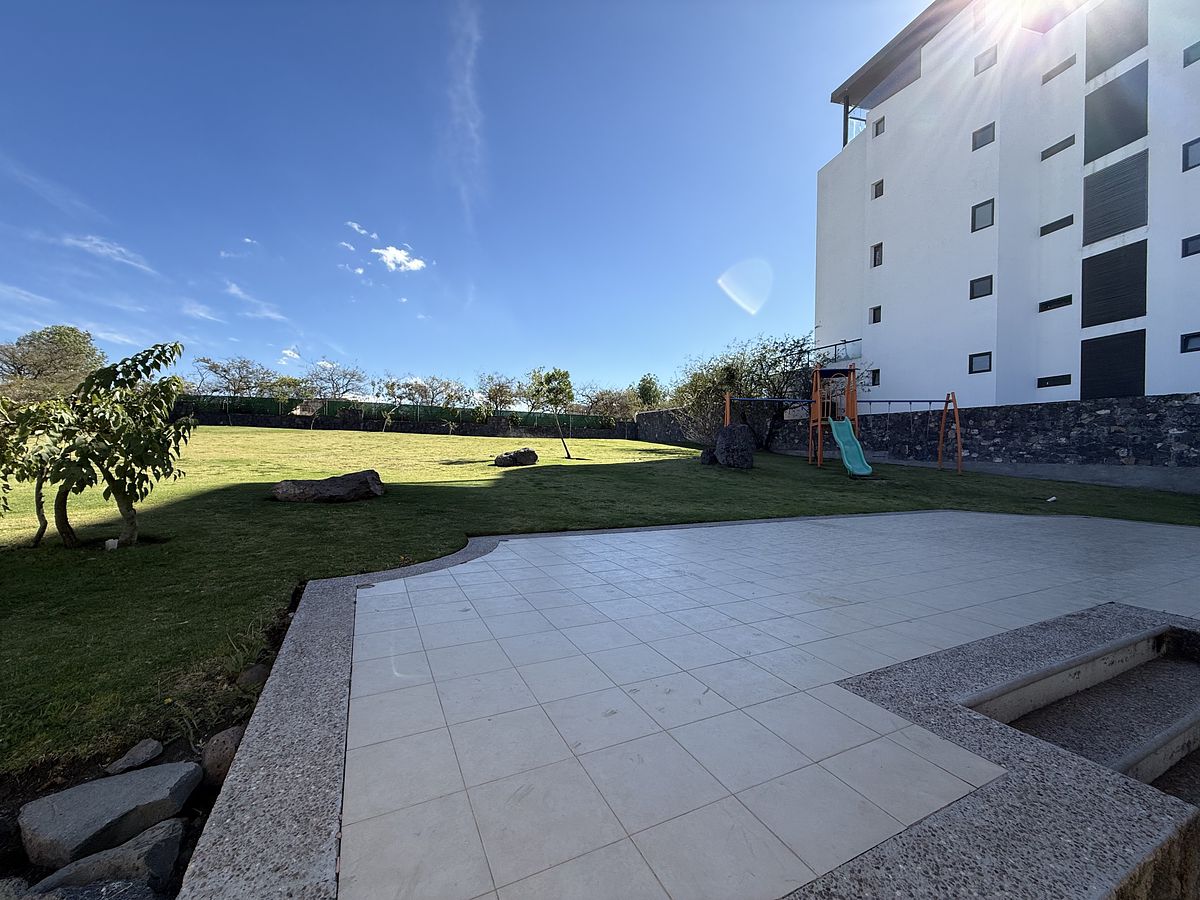 30 de 32: ÁREA VERDE JUEGOS INFANTILES