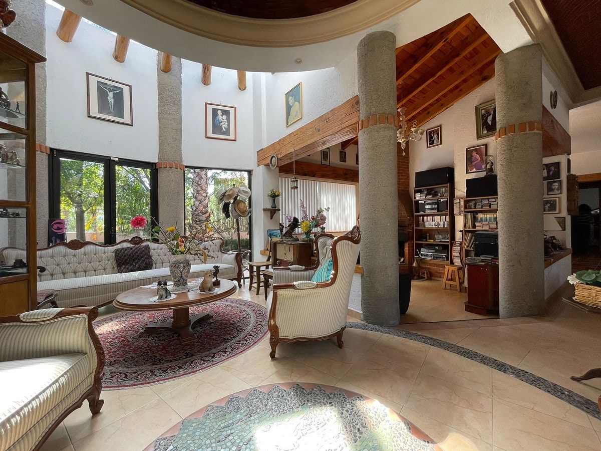 Casa en Venta una Planta con Amplio Jardin y Salida a Campo de Golf Juriquilla