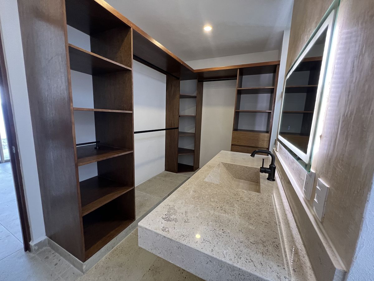 10 of 25: Closet vestidor