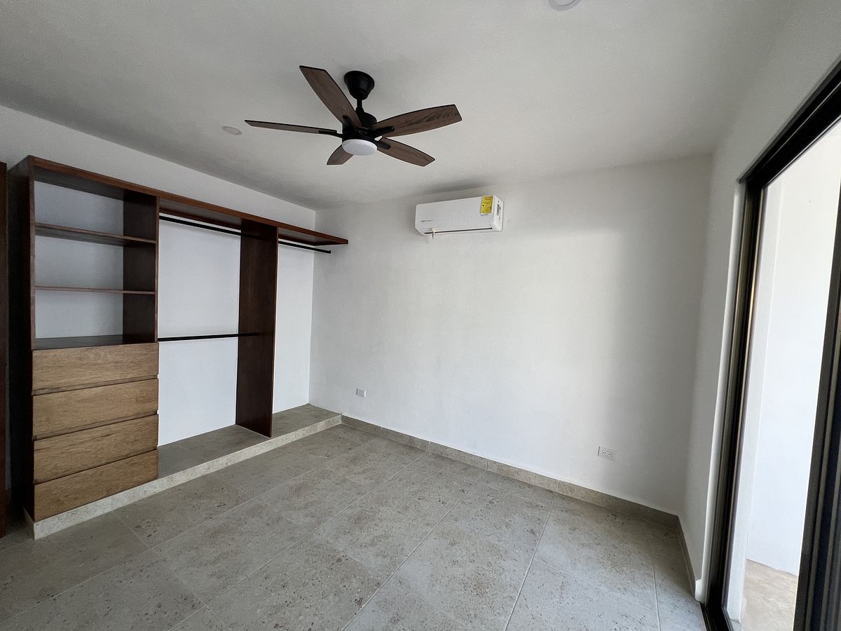 14 of 25: recamara secundaria con closet y baño