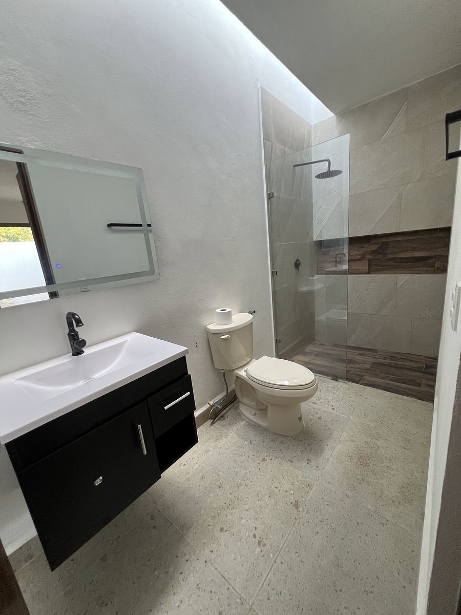 15 of 25: Baño de la recamara secundaria