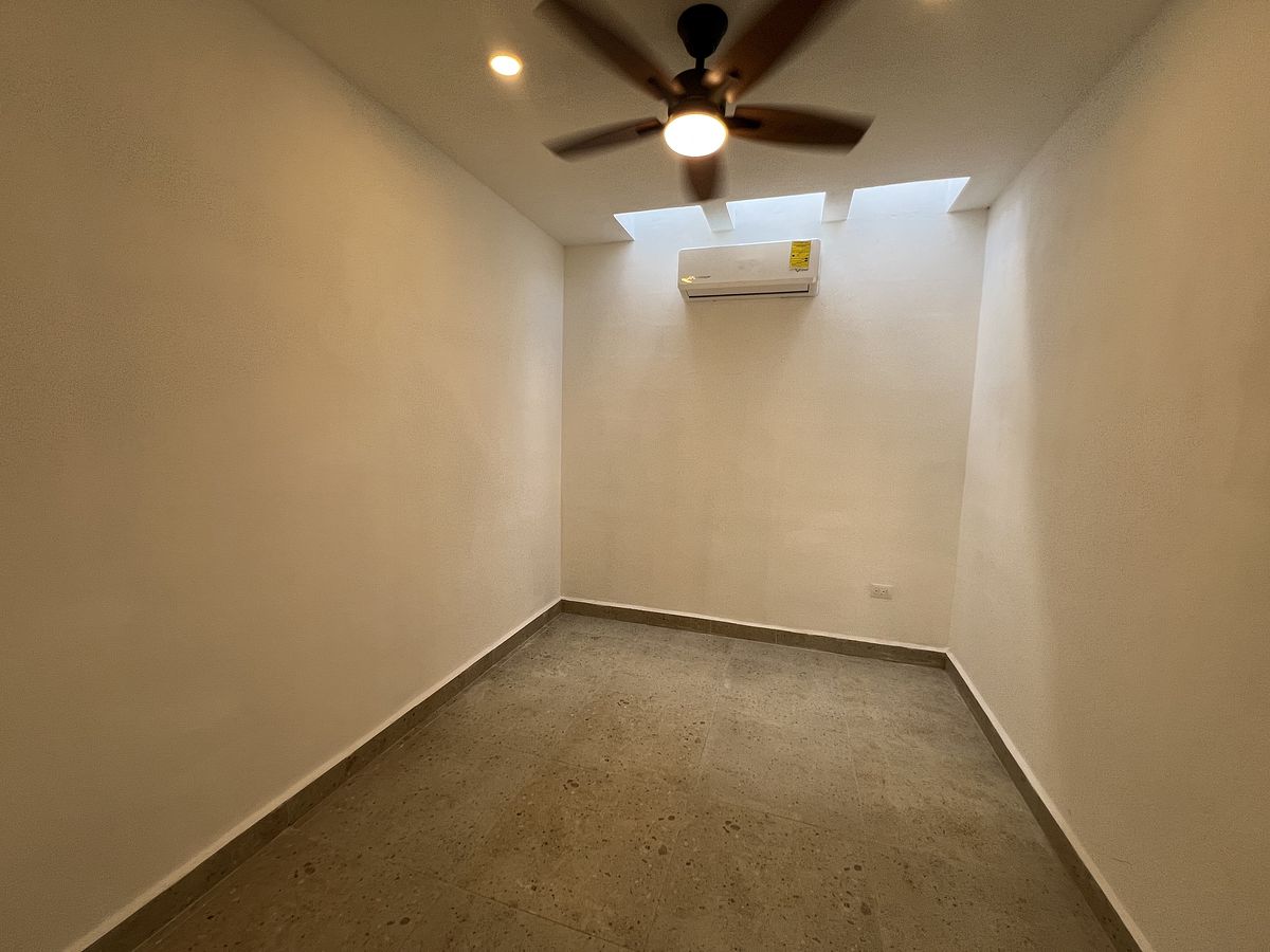 8 of 25: Estudio con aire acondicionado