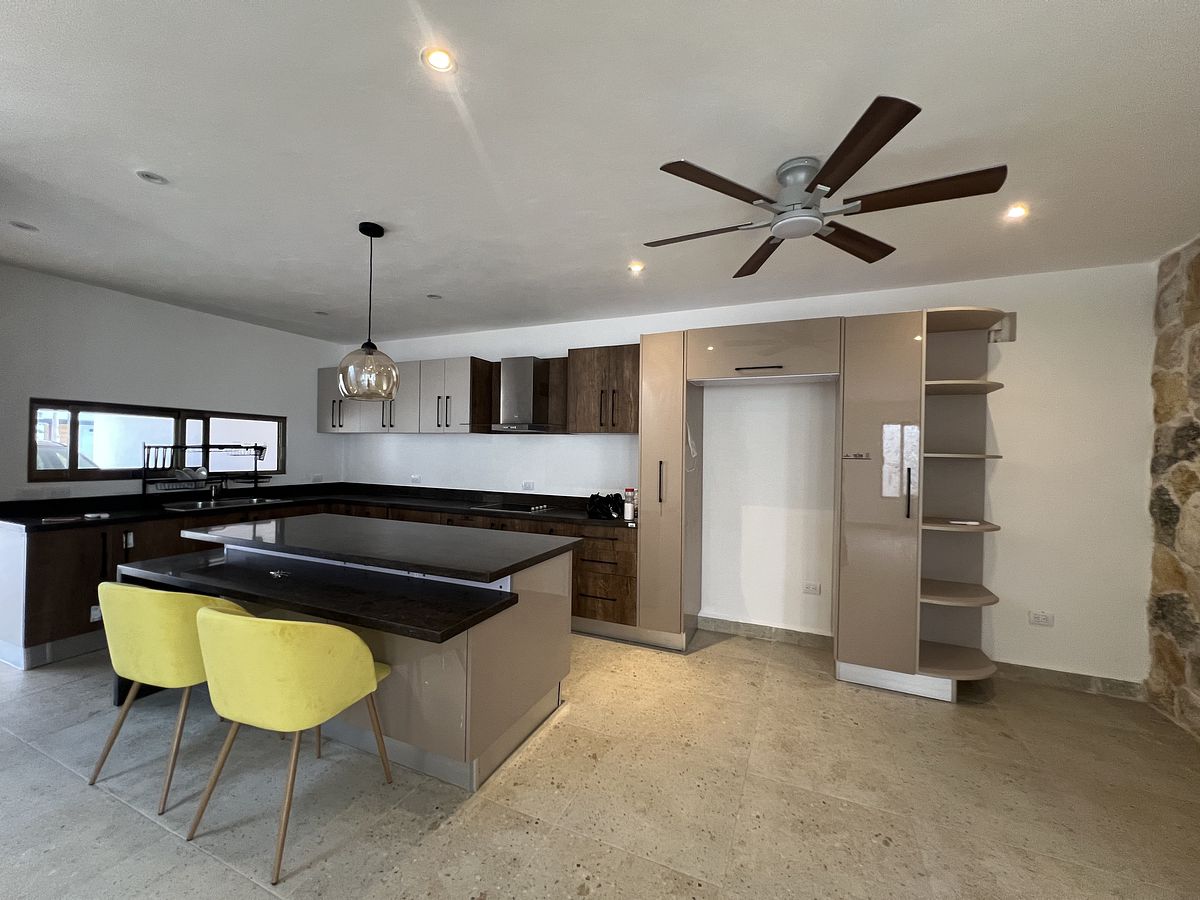 4 of 25: Cocina con isla