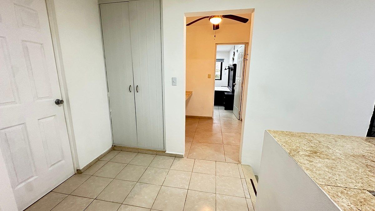 10 de 19: PASILLO CENTRAL DE RECAMARAS CON CLOSET DE BLANCOS