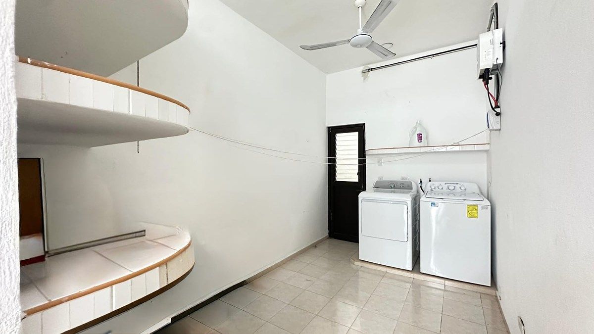 18 de 18: CUARTO DE SERVICIO CON LAVADORA Y SECADORA Y BAÑO COMPLETO