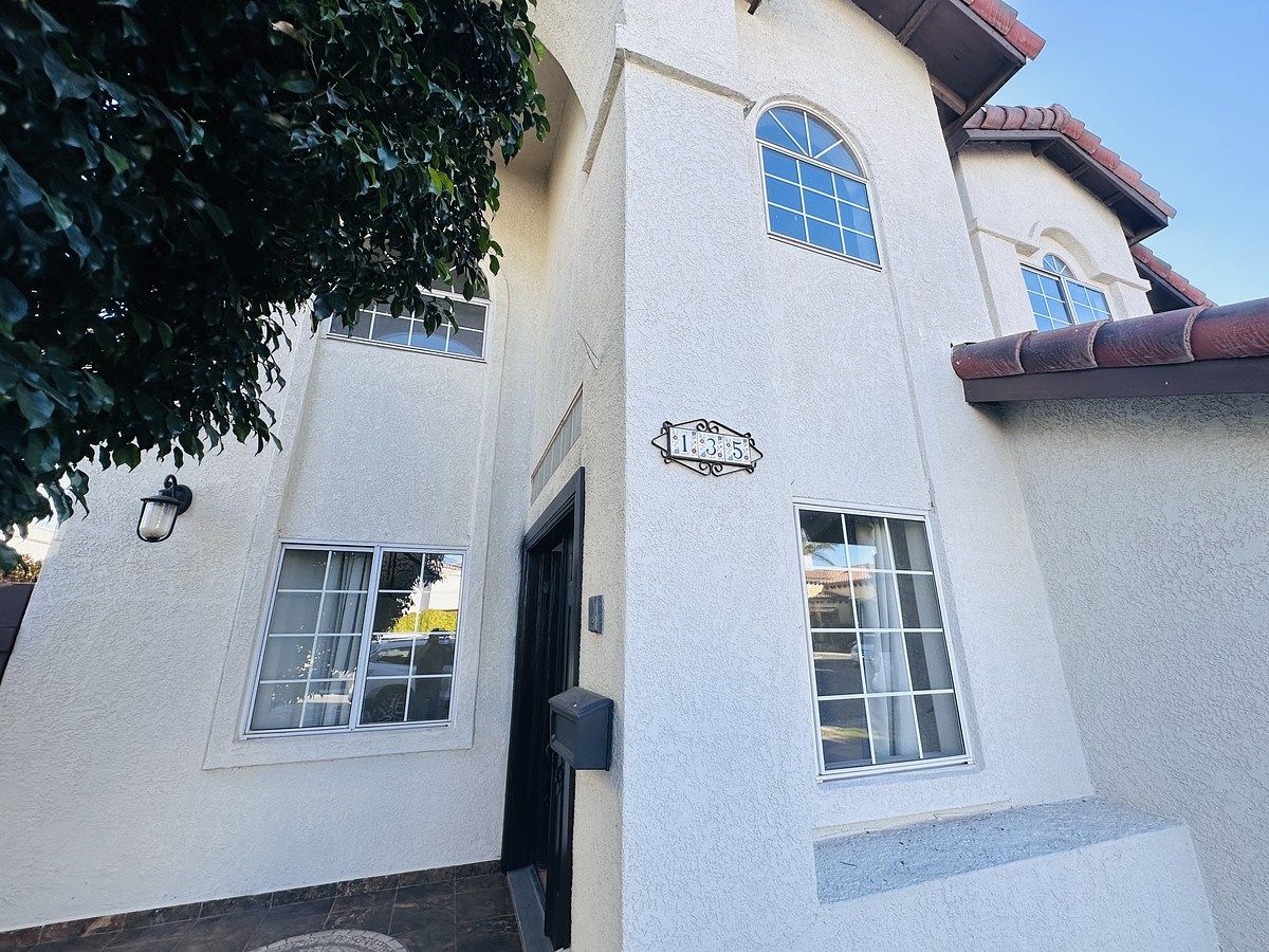 5 de 49: Puerta principal