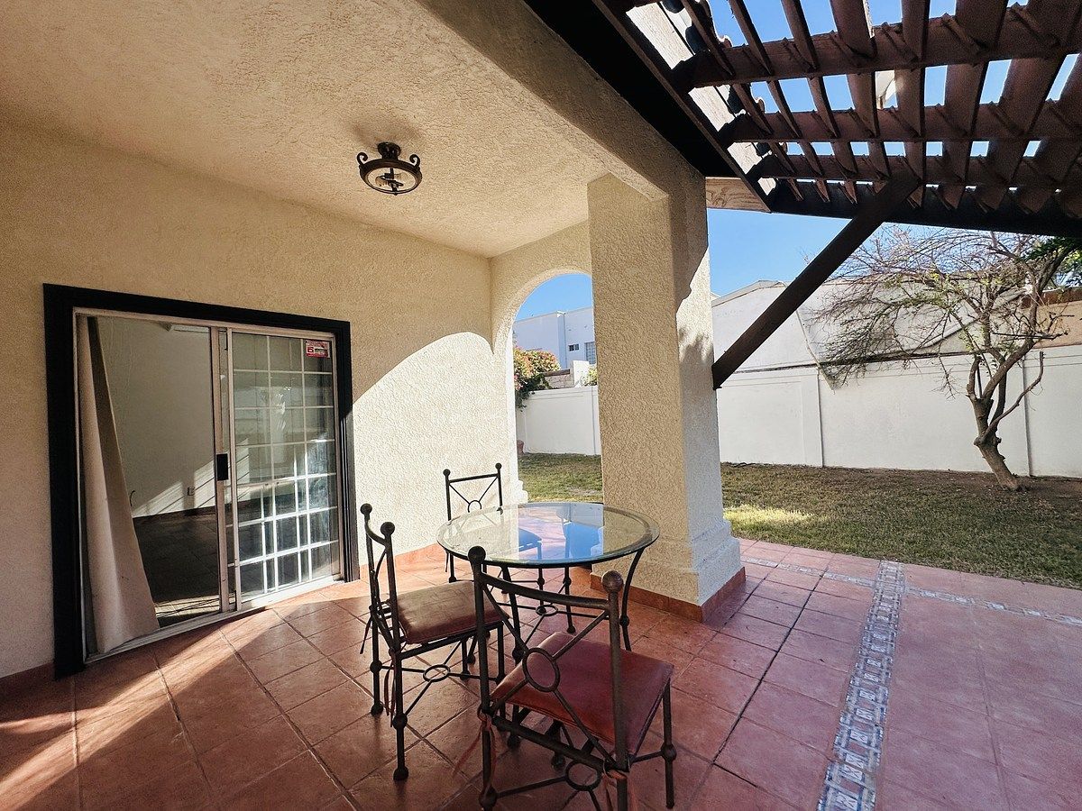 46 de 49: Comedor exterior