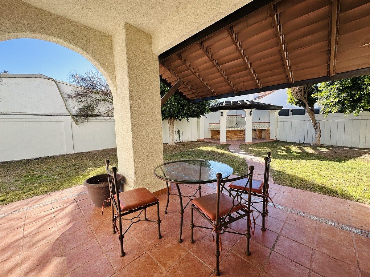 47 de 49: Comedor exterior 2