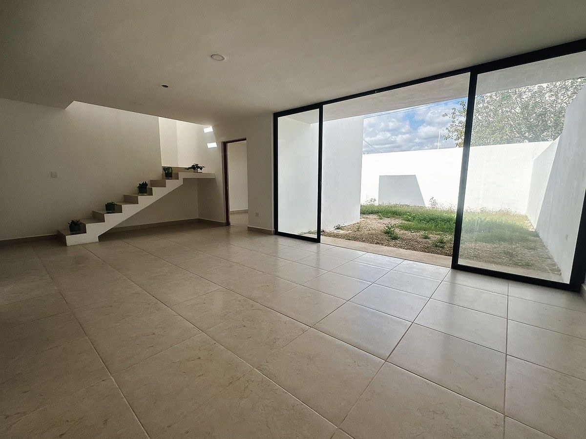 18 de 19: Sala y Jardín exterior