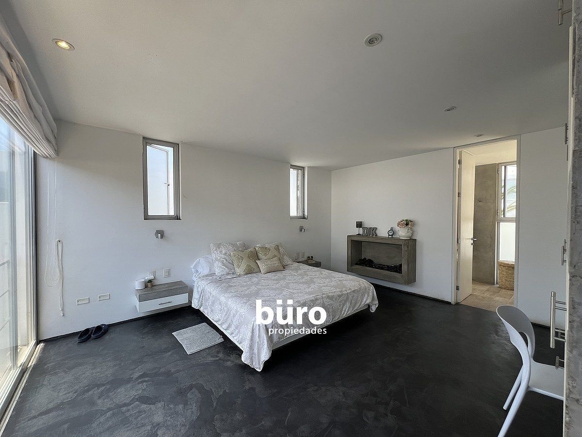 9 de 23: Dormitorio principal en el primer piso