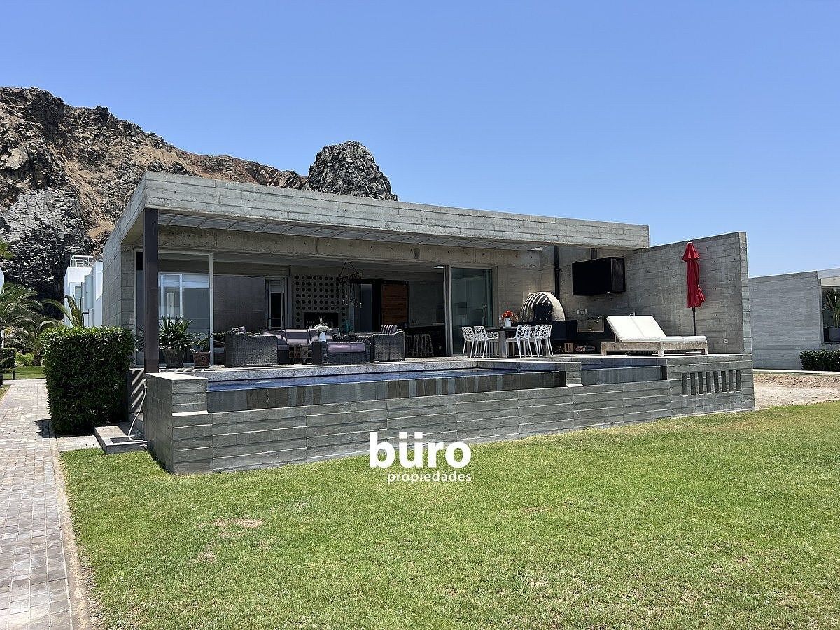 2 de 23: La casa en primera fila  con jardín adelanto