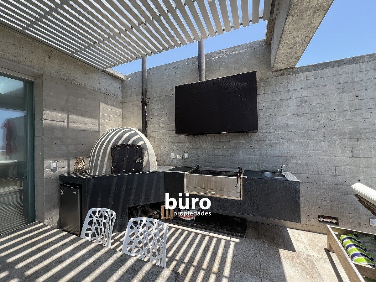 4 de 23: Detalle de la terraza, zona de parrilla y horno de barro