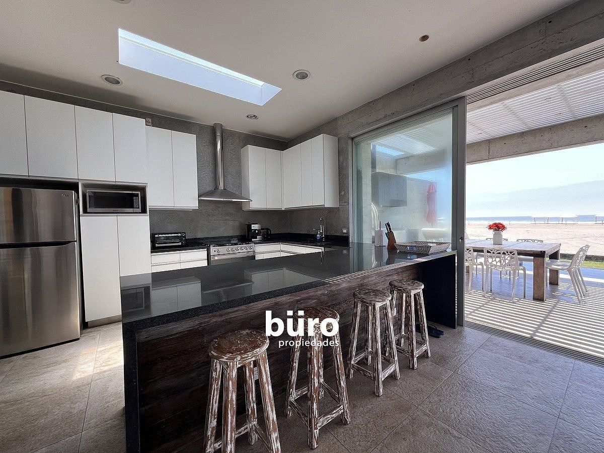 8 de 23: Cocina integrada con barra al comedor