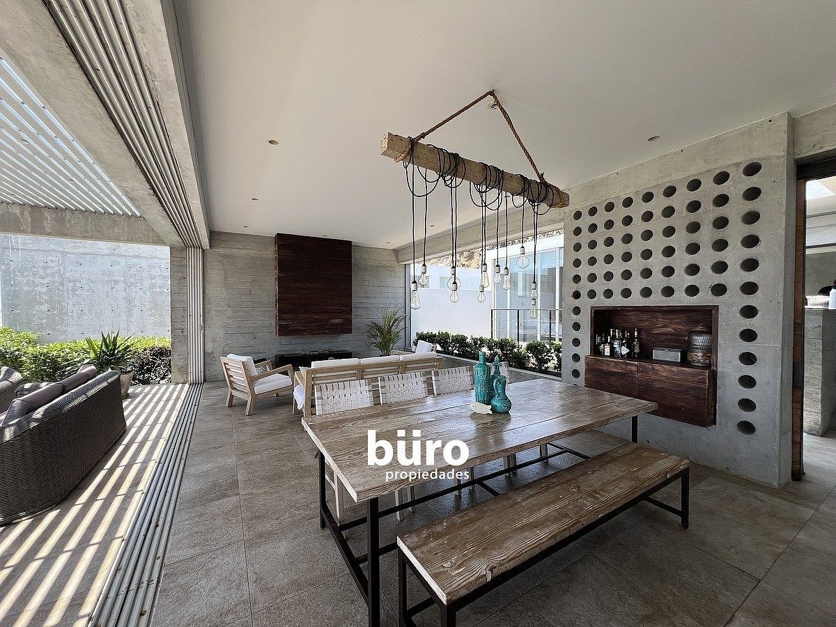 6 de 23: Comedor con espacio para botellas de vino y bar