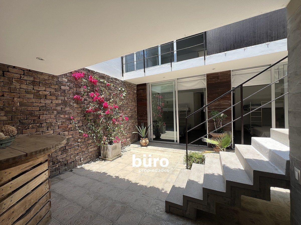 12 de 23: Patio del sótano que ilumina los dos dormitorio segundarios