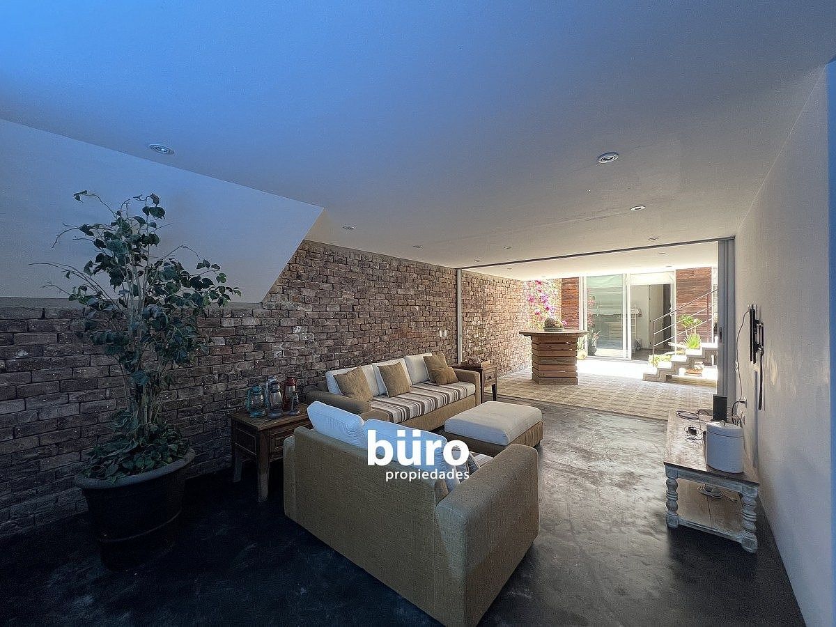 13 de 23: Sala de estar en el Sótano con vista al patio