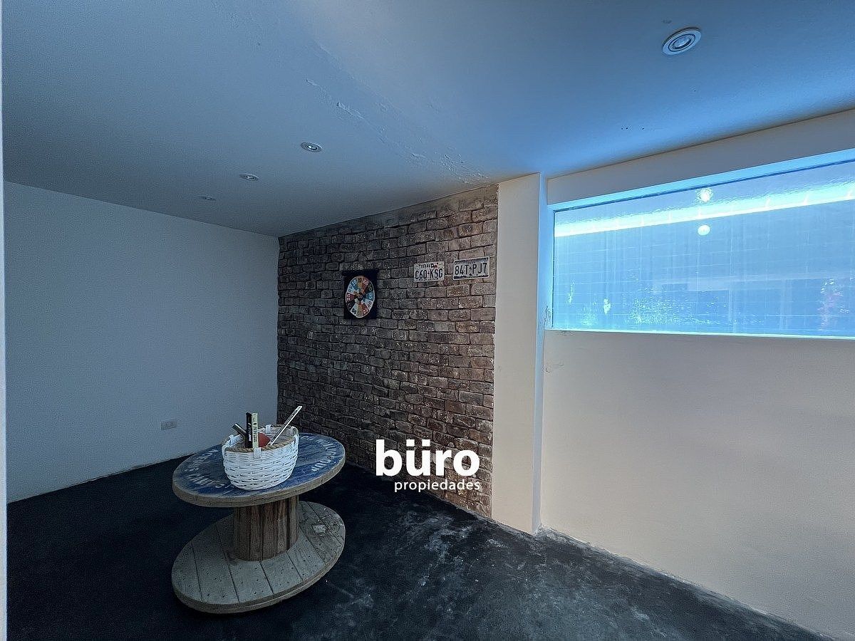 14 de 23: Detalle único en la sala del estar, ventana submarina