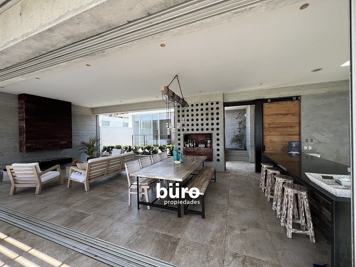 5 de 23: Cocina integrada y sala comedor de la casa