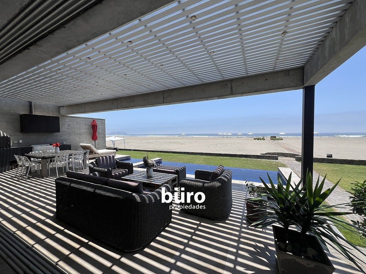 1 de 23: La terraza con piscina y vista al mar