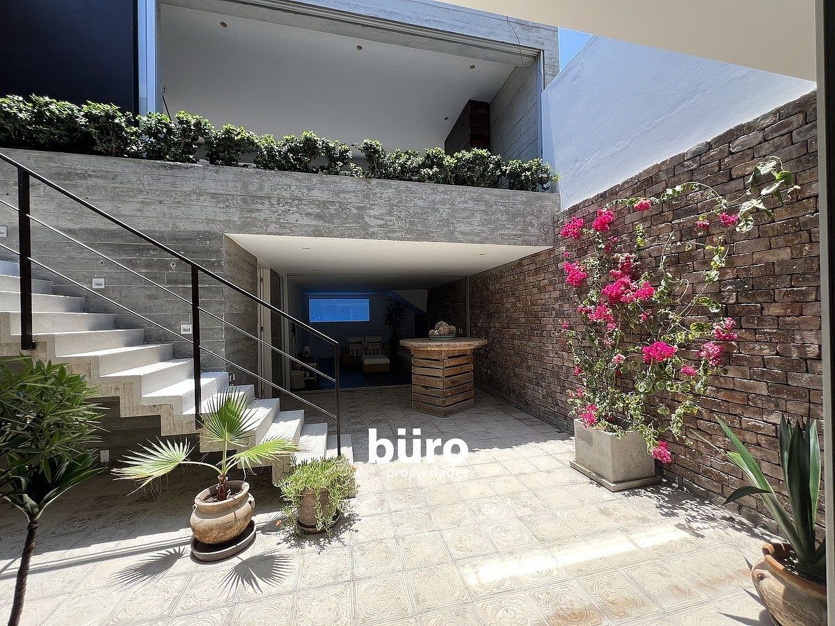 20 de 23: Patio del sótano con entrada al sala de estar