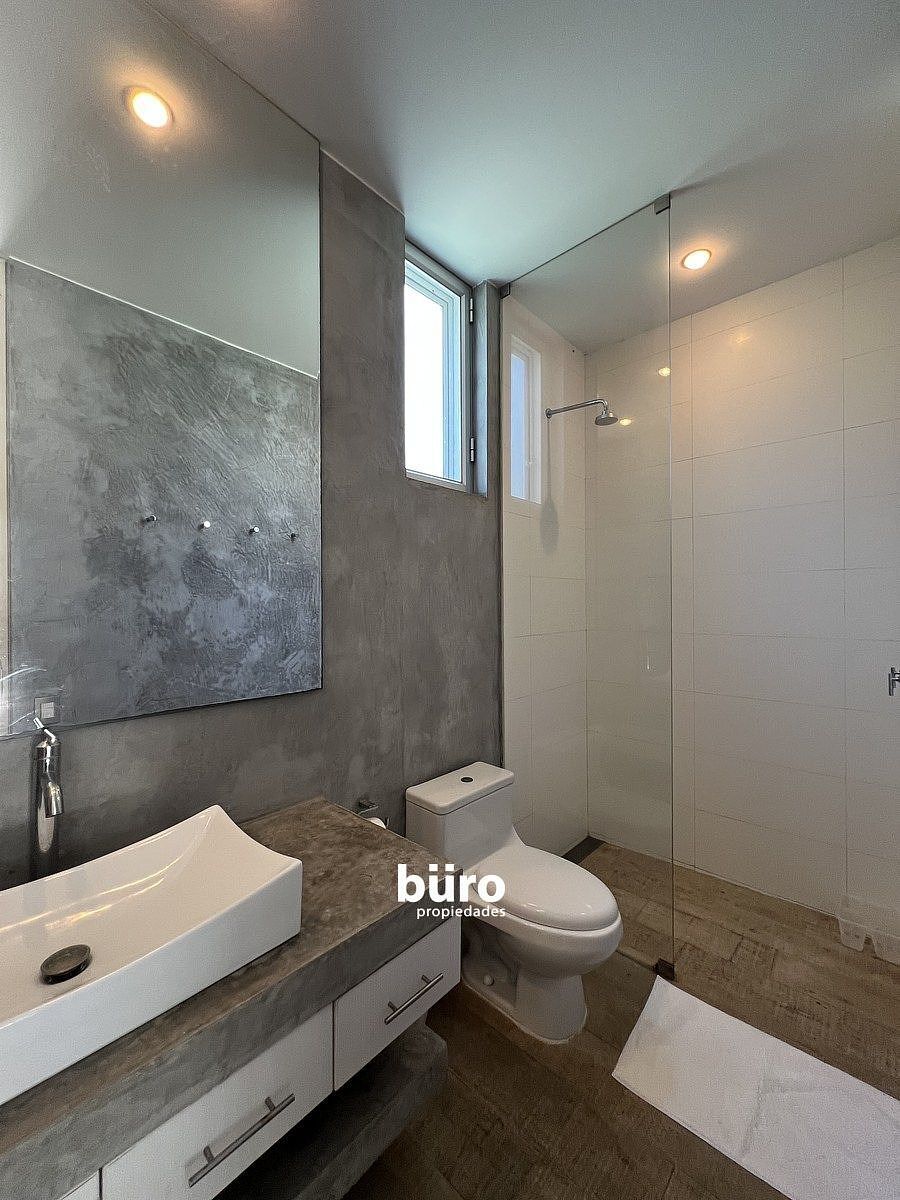 19 de 23: Baño de dormitorio segundario