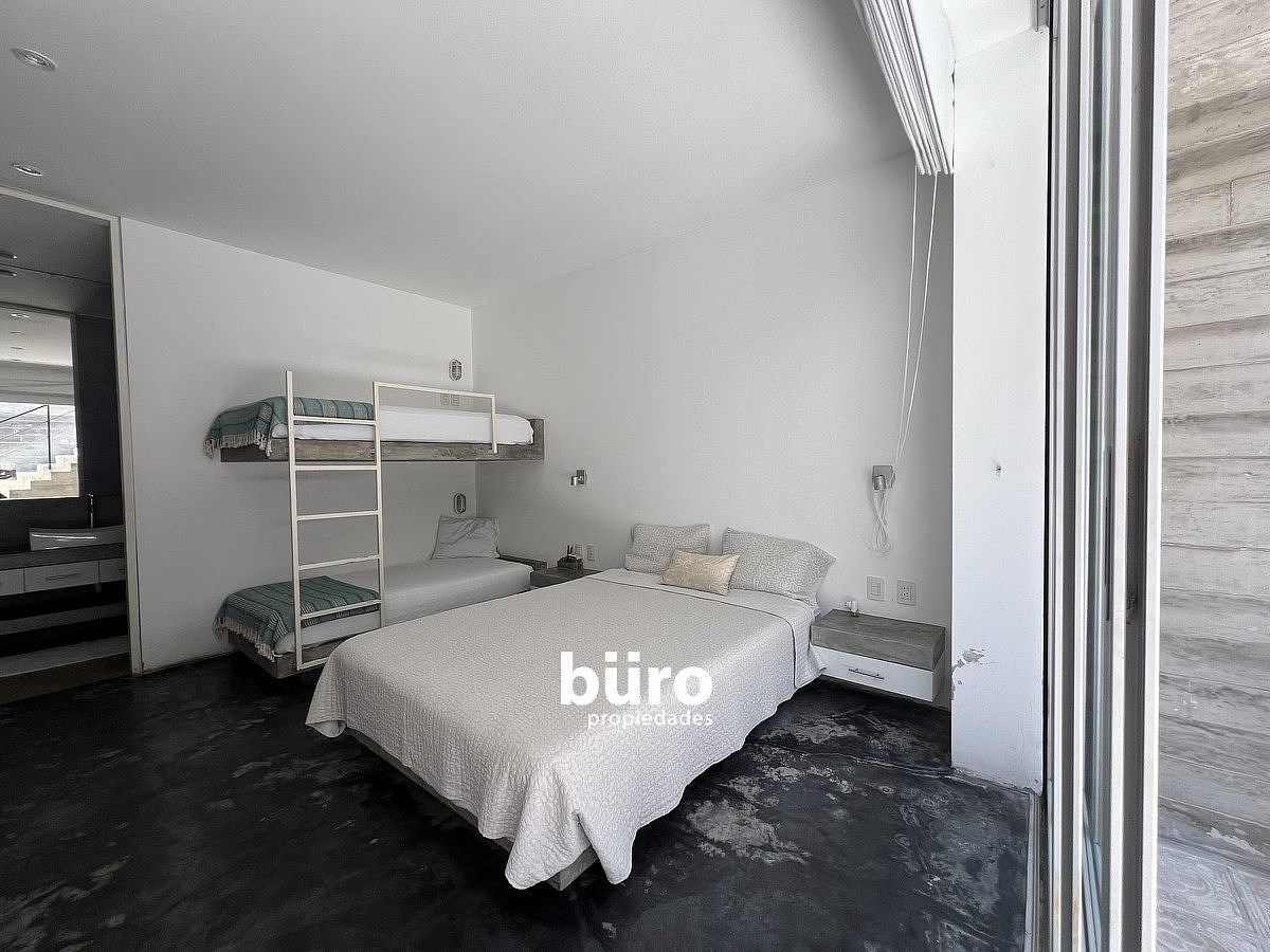 16 de 23: Dormitorio segundario con baño en el sótano